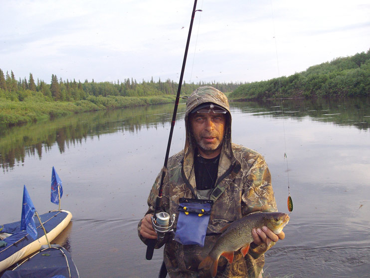 Летняя рыбалка на Приполярном Урале. Ловля на спиннинг. Тестирование блесен, вертушек и воблеров на щуку, годьца, омуля и окуня.